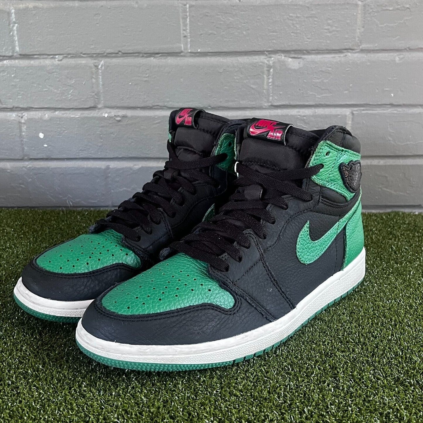 Size 10 - Jordan 1 Retro High OG Pine Green Black/White 555088-030 Mens